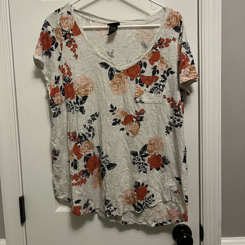 Women’s Torrid Size‎ 0 Short Sleeved V Neck Floral T Shirt